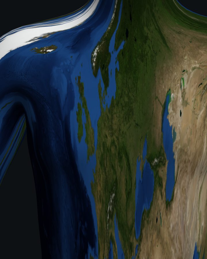 Nahaufnahme einer Schulter, deren Haut aus Satellitenbildern von Meer, Wald und Wüste besteht.